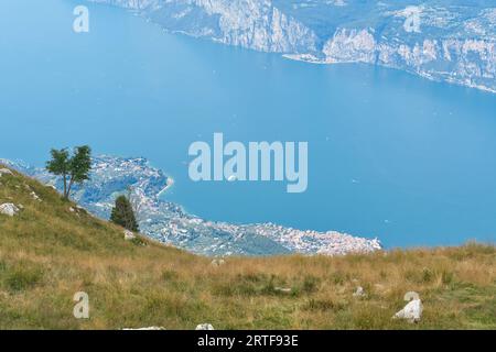 Atemberaubende Aussicht vom Gipfel des Monte Baldo auf die Stadt Malcesine und den blauen Gardasee in Italien Stockfoto