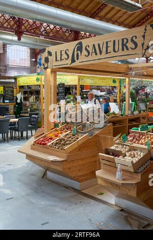 Markthalle Marché Couvert mit regionalen Speisen und Köstlichkeiten in der Altstadt von Colmar in Frankreich Stockfoto