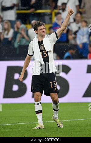 Dortmund, Deutschland. September 2023. Thomas Müller aus Deutschland begrüßt das Publikum nach einem Freundschaftsspiel zwischen Deutschland und Frankreich in Dortmund, 12. September 2023. Quelle: Ulrich Hufnagel/Xinhua/Alamy Live News Stockfoto