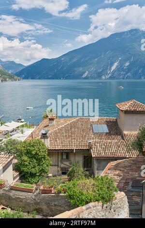 Blick über die Dächer der Altstadt von Limone Sul Garda auf das Wasser des Gardasees, Lago di Garda Stockfoto