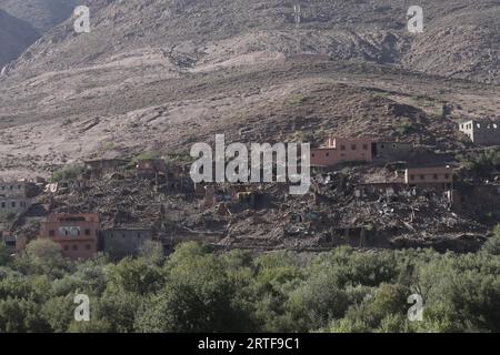 Al Haouz, Marokko. September 2023. Ein Bild zeigt das Dorf Tinmel, das nach einem Erdbeben im Süden von Marrakesch beschädigt wurde. Al Haouz, Marokko, 12. September 2023. Die Zahl der Todesopfer ist nach dem seltenen und starken Erdbeben von 6,8 Magnitude, das Marokko am Freitagabend heimsuchte, weiter gestiegen. Mehr als 2.900 Menschen sind tot bestätigt. Das Beben, Marokkos stärkstes seit mehr als einem Jahrhundert, traf in der Nähe von Marrakesch auf die Bergkette des Hohen Atlas. Foto von Youssef Boudlal/ABACAPRESS.COM Credit: Abaca Press/Alamy Live News Stockfoto