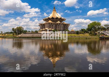 Neues Gebäude der Legislativversammlung des Staates Sarawak in Kuching, Sarawak, Borneo, Malaysia. Übersetzung: Staatliche Gesetzgebende Versammlung Stockfoto