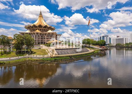 Neues Gebäude der Legislativversammlung des Staates Sarawak in Kuching, Sarawak, Borneo, Malaysia. Übersetzung: Staatliche Gesetzgebende Versammlung Stockfoto