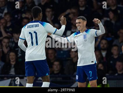 Glasgow. September 2023. Der Engländer Phil Foden (R) feiert mit seinem Teamkollegen Marcus Rashford, nachdem er am 12. September 2023 bei einem Freundschaftsspiel zwischen Schottland und England in Glasgow (Großbritannien) das Eröffnungstor erzielt hatte. Quelle: Xinhua/Alamy Live News Stockfoto