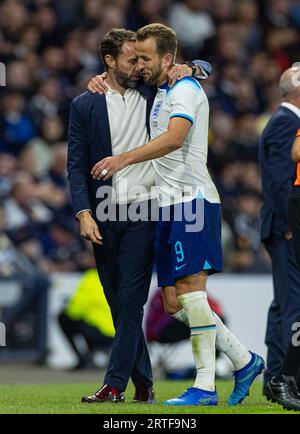 Glasgow. September 2023. Englands Cheftrainer Gareth Southgate (L) umarmt Harry Kane, als er am 12. September 2023 in einem Freundschaftsspiel zwischen Schottland und England in Glasgow (Großbritannien) ersetzt wird. Quelle: Xinhua/Alamy Live News Stockfoto