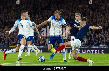 Glasgow. September 2023. Harry Kane (C) aus England wehrt sich am 12. September 2023 bei einem Freundschaftsspiel zwischen Schottland und England in Glasgow um den Ball. Quelle: Xinhua/Alamy Live News Stockfoto