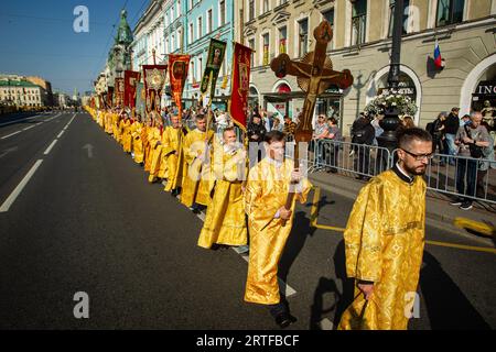 Orthodoxe Priester spazieren während einer religiösen Prozession entlang des Newski Prospekts von der Kasaner Kathedrale. Am 12. September fand eine religiöse Prozession statt, die dem Tag gewidmet war, an dem die Reliquien des Heiligen Fürsten Alexander Newski nach St. Petersburg überführt wurden. Ein Festgottesdienst wurde unter der Leitung von Metropolit Barsanuphius abgehalten. Tausende von Menschen trugen die kasanische Ikone der Gottesmutter entlang des Newski Prospekts, der für den Verkehr gesperrt war. Auch für den Urlaub kamen seine Heiligkeit Patriarch Kirill von Moskau und all Rus' in St. Petersburg führte die Feierlichkeiten im Alexander-Stadion an Stockfoto