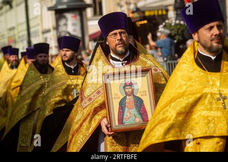 Orthodoxe Priester spazieren während einer religiösen Prozession entlang des Newski Prospekts von der Kasaner Kathedrale. Am 12. September fand eine religiöse Prozession statt, die dem Tag gewidmet war, an dem die Reliquien des Heiligen Fürsten Alexander Newski nach St. Petersburg überführt wurden. Ein Festgottesdienst wurde unter der Leitung von Metropolit Barsanuphius abgehalten. Tausende von Menschen trugen die kasanische Ikone der Gottesmutter entlang des Newski Prospekts, der für den Verkehr gesperrt war. Auch für den Urlaub kamen seine Heiligkeit Patriarch Kirill von Moskau und all Rus' in St. Petersburg führte die Feierlichkeiten im Alexander-Stadion an Stockfoto