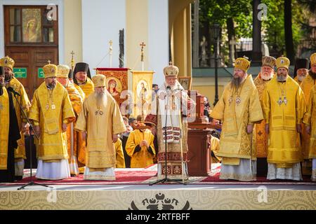 Der Patriarch von Moskau und all Rus' Kirill sprechen während der feierlichen Feierlichkeiten im Heiligen DreifaltigkeitAlexander Newski Lavra. Am 12. September fand eine religiöse Prozession statt, die dem Tag gewidmet war, an dem die Reliquien des Heiligen Fürsten Alexander Newski nach St. Petersburg überführt wurden. Ein Festgottesdienst wurde unter der Leitung von Metropolit Barsanuphius abgehalten. Tausende von Menschen trugen die kasanische Ikone der Gottesmutter entlang des Newski Prospekts, der für den Verkehr gesperrt war. Auch für den Urlaub kamen seine Heiligkeit Patriarch Kirill von Moskau und all Rus' in St. Petersburgs Vorreiterrolle Stockfoto