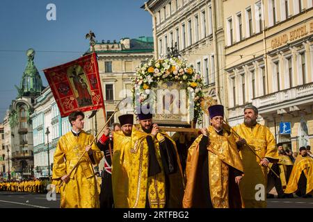 Orthodoxe Priester spazieren während einer religiösen Prozession entlang des Newski Prospekts von der Kasaner Kathedrale. Am 12. September fand eine religiöse Prozession statt, die dem Tag gewidmet war, an dem die Reliquien des Heiligen Fürsten Alexander Newski nach St. Petersburg überführt wurden. Ein Festgottesdienst wurde unter der Leitung von Metropolit Barsanuphius abgehalten. Tausende von Menschen trugen die kasanische Ikone der Gottesmutter entlang des Newski Prospekts, der für den Verkehr gesperrt war. Auch für den Urlaub kamen seine Heiligkeit Patriarch Kirill von Moskau und all Rus' in St. Petersburg führte die Feierlichkeiten im Alexander-Stadion an Stockfoto