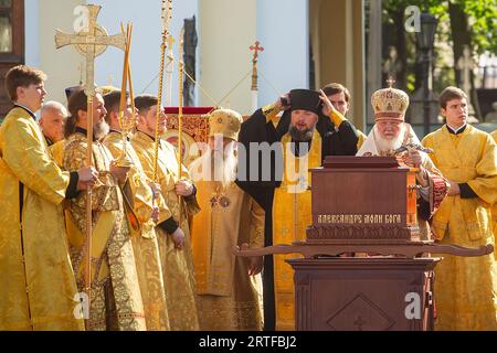 Der Patriarch von Moskau und all Rus' Kirill sprechen während der feierlichen Feierlichkeiten im Heiligen DreifaltigkeitAlexander Newski Lavra. Am 12. September fand eine religiöse Prozession statt, die dem Tag gewidmet war, an dem die Reliquien des Heiligen Fürsten Alexander Newski nach St. Petersburg überführt wurden. Ein Festgottesdienst wurde unter der Leitung von Metropolit Barsanuphius abgehalten. Tausende von Menschen trugen die kasanische Ikone der Gottesmutter entlang des Newski Prospekts, der für den Verkehr gesperrt war. Auch für den Urlaub kamen seine Heiligkeit Patriarch Kirill von Moskau und all Rus' in St. Petersburgs Vorreiterrolle Stockfoto