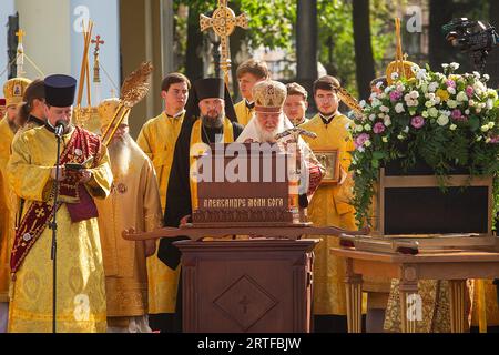 Der Patriarch von Moskau und all Rus' Kirill sprechen während der feierlichen Feierlichkeiten im Heiligen DreifaltigkeitAlexander Newski Lavra. Am 12. September fand eine religiöse Prozession statt, die dem Tag gewidmet war, an dem die Reliquien des Heiligen Fürsten Alexander Newski nach St. Petersburg überführt wurden. Ein Festgottesdienst wurde unter der Leitung von Metropolit Barsanuphius abgehalten. Tausende von Menschen trugen die kasanische Ikone der Gottesmutter entlang des Newski Prospekts, der für den Verkehr gesperrt war. Auch für den Urlaub kamen seine Heiligkeit Patriarch Kirill von Moskau und all Rus' in St. Petersburgs Vorreiterrolle Stockfoto