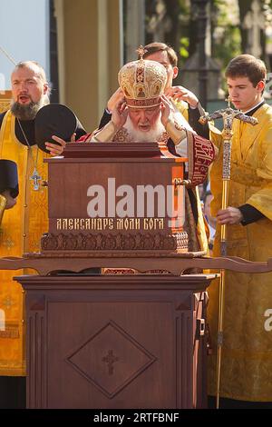 Der Patriarch von Moskau und all Rus' Kirill sprechen während der feierlichen Feierlichkeiten im Heiligen DreifaltigkeitAlexander Newski Lavra. Am 12. September fand eine religiöse Prozession statt, die dem Tag gewidmet war, an dem die Reliquien des Heiligen Fürsten Alexander Newski nach St. Petersburg überführt wurden. Ein Festgottesdienst wurde unter der Leitung von Metropolit Barsanuphius abgehalten. Tausende von Menschen trugen die kasanische Ikone der Gottesmutter entlang des Newski Prospekts, der für den Verkehr gesperrt war. Auch für den Urlaub kamen seine Heiligkeit Patriarch Kirill von Moskau und all Rus' in St. Petersburgs Vorreiterrolle Stockfoto