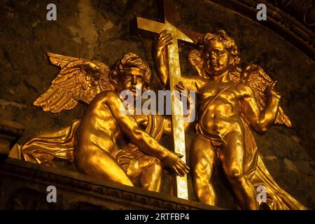 Figuren von goldenen Engeln in der Kathedrale von Kazan. Am 12. September fand eine religiöse Prozession statt, die dem Tag gewidmet war, an dem die Reliquien des Heiligen Fürsten Alexander Newski nach St. Petersburg überführt wurden. Ein Festgottesdienst wurde unter der Leitung von Metropolit Barsanuphius abgehalten. Tausende von Menschen trugen die kasanische Ikone der Gottesmutter entlang des Newski Prospekts, der für den Verkehr gesperrt war. Auch für den Urlaub kamen seine Heiligkeit Patriarch Kirill von Moskau und all Rus' in St. Petersburg, um die Feierlichkeiten im Alexander Newski Lavra zu leiten. Stockfoto