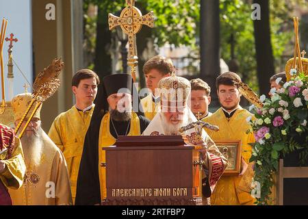 Der Patriarch von Moskau und all Rus' Kirill sprechen während der feierlichen Feierlichkeiten im Heiligen DreifaltigkeitAlexander Newski Lavra. Am 12. September fand eine religiöse Prozession statt, die dem Tag gewidmet war, an dem die Reliquien des Heiligen Fürsten Alexander Newski nach St. Petersburg überführt wurden. Ein Festgottesdienst wurde unter der Leitung von Metropolit Barsanuphius abgehalten. Tausende von Menschen trugen die kasanische Ikone der Gottesmutter entlang des Newski Prospekts, der für den Verkehr gesperrt war. Auch für den Urlaub kamen seine Heiligkeit Patriarch Kirill von Moskau und all Rus' in St. Petersburgs Vorreiterrolle Stockfoto