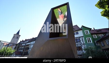 Erfurt, Deutschland. September 2023. Moderne Architektur steht über dem mittelalterlichen Ritualbad (Mikwe), das 2007 auf der Krämerbrücke entdeckt wurde. Während der 45. Sitzung der UNESCO-Weltkulturorganisation in Saudi-Arabiens Hauptstadt Riad werden weitere Kultur- und Naturstätten zum Weltkulturerbe erklärt. Auch die thüringische Landeshauptstadt Erfurt hofft auf die Auszeichnung für ihr jüdisches mittelalterliches Erbe. (An dpa-Korr: 'Erfurt hofft auf den Status des Weltkulturerbes mit jüdischem Erbe') Credit: Martin Schutt/dpa/Alamy Live News Stockfoto