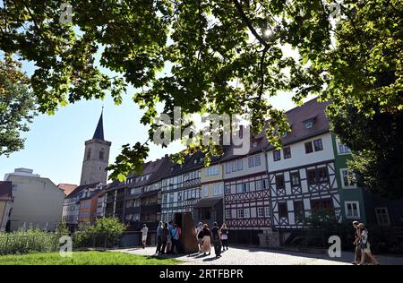 Erfurt, Deutschland. September 2023. Moderne Architektur steht über dem mittelalterlichen Ritualbad (Mikwe), das 2007 auf der Krämerbrücke entdeckt wurde. Während der 45. Sitzung der UNESCO-Weltkulturorganisation in Saudi-Arabiens Hauptstadt Riad werden weitere Kultur- und Naturstätten zum Weltkulturerbe erklärt. Auch die thüringische Landeshauptstadt Erfurt hofft auf die Auszeichnung für ihr jüdisches mittelalterliches Erbe. (An dpa-Korr: 'Erfurt hofft auf den Status des Weltkulturerbes mit jüdischem Erbe') Credit: Martin Schutt/dpa/Alamy Live News Stockfoto