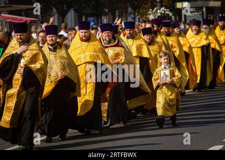 Orthodoxe Priester spazieren während einer religiösen Prozession entlang des Newski Prospekts von der Kasaner Kathedrale. Am 12. September fand eine religiöse Prozession statt, die dem Tag gewidmet war, an dem die Reliquien des Heiligen Fürsten Alexander Newski nach St. Petersburg überführt wurden. Ein Festgottesdienst wurde unter der Leitung von Metropolit Barsanuphius abgehalten. Tausende von Menschen trugen die kasanische Ikone der Gottesmutter entlang des Newski Prospekts, der für den Verkehr gesperrt war. Auch für den Urlaub kamen seine Heiligkeit Patriarch Kirill von Moskau und all Rus' in St. Petersburg führte die Feierlichkeiten im Alexander-Stadion an Stockfoto