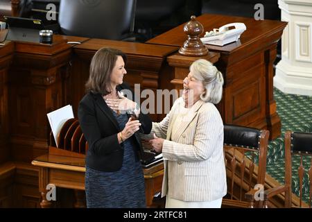 Austin, TX, USA. September 2023. STAATSSENATORIN ANGELA PAXTON, l, spricht mit PATSY SPAW, r, am Morgen des sechsten Tages im Amtsenthebungsverfahren von Texas Attorney General Ken Paxton im Senat von Texas am 12. September 2023. (Bild: © Bob Daemmrich/ZUMA Press Wire) NUR REDAKTIONELLE VERWENDUNG! Nicht für kommerzielle ZWECKE! Stockfoto