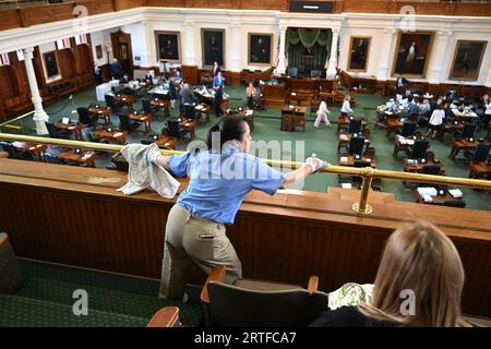 Austin, TX, USA. September 2023. Ein Staatsarbeiter reinigt das Geländer am Morgen des sechsten Tages im Amtsenthebungsverfahren von Texas Attorney General Ken Paxton im Senat von Texas am 12. September 2023. (Bild: © Bob Daemmrich/ZUMA Press Wire) NUR REDAKTIONELLE VERWENDUNG! Nicht für kommerzielle ZWECKE! Stockfoto