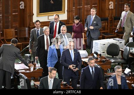 Austin, TX, USA. September 2023. Die texanischen Senatoren treten als Geschworene am Morgen des sechsten Tages in die Senatskammer ein, während der Amtsenthebungsverfahren von Texas Attorney General Ken Paxton im Senat von Texas am 12. September 2023. (Bild: © Bob Daemmrich/ZUMA Press Wire) NUR REDAKTIONELLE VERWENDUNG! Nicht für kommerzielle ZWECKE! Stockfoto