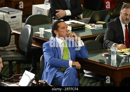 Austin, TX, USA. September 2023. Verteidiger TONY BUZBEE hört Zeugenaussagen am Morgen des sechsten Tages im Amtsenthebungsverfahren von Texas Attorney General Ken Paxton im Senat von Texas am 12. September 2023. (Bild: © Bob Daemmrich/ZUMA Press Wire) NUR REDAKTIONELLE VERWENDUNG! Nicht für kommerzielle ZWECKE! Stockfoto