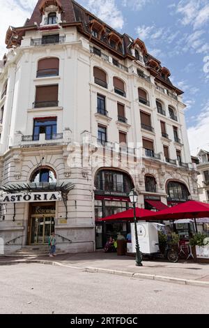 Aix-Les-Bains, Frankreich. Juni 2023. Blick auf das Hotel Restaurant Astoria in Aix-les-Bains, Savoie, Frankreich. Stockfoto