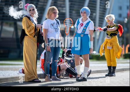 Geek-Gemeinschaft von erstaunlichen Cosplayern Party an einem sonnigen Tag Stockfoto