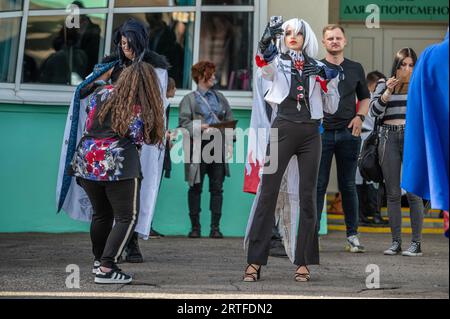 Geek-Gemeinschaft von erstaunlichen Cosplayern Party an einem sonnigen Tag Stockfoto