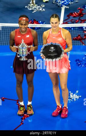 Coco Gauff (USA) gewinnt die Women's Singles Finals mit der Zweitplatzierten Aryna Sabalenka (BLR) beim US Open Tennis 2023. Stockfoto