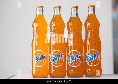 10. September 2023 – Calgary Alberta Kanada – Bottels of Nigerian Fanta Stockfoto