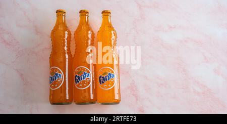 10. September 2023 – Calgary Alberta Kanada – Bottels of Nigerian Fanta Stockfoto