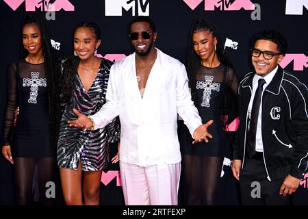 Diddy, Justin Dior Combs, Chance Combs, Jessie James Combs und D’Lila Star Combs, die an den MTV Video Music Awards 2023 im Prudential Center in Newark, New Jersey, teilnehmen. Bilddatum: Dienstag, 12. September 2023. Stockfoto