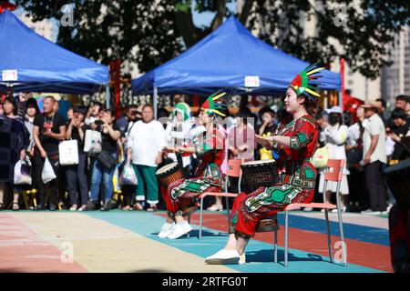 Luannan County - 31. Mai 2019: A Lady playing African Drums, Luannan County, Provinz Hebei, China Stockfoto