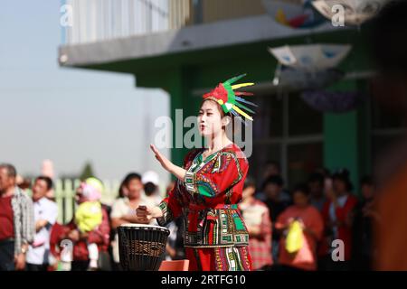 Luannan County - 31. Mai 2019: A Lady playing African Drums, Luannan County, Provinz Hebei, China Stockfoto