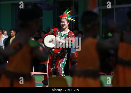 Luannan County - 31. Mai 2019: A Lady playing African Drums, Luannan County, Provinz Hebei, China Stockfoto