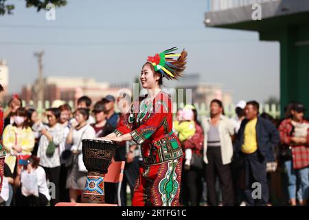 Luannan County - 31. Mai 2019: A Lady playing African Drums, Luannan County, Provinz Hebei, China Stockfoto