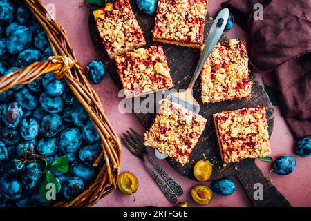 Hausgemachter veganer Zwetschgenkuchen mit Hefeteig und Streuseln Stockfoto