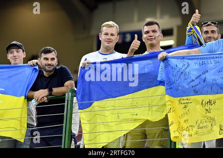 MAILAND, ITALIEN - 12. SEPTEMBER 2023 - Fußballfans sind in den Verkaufsständen vor dem Beginn des UEFA EURO 2024 Qualifikationsrunde Spiel 6 Gruppe C zwischen der Ukraine und Italien zu sehen, das mit einem Heimsieg 2-1 im San Siro Stadion, Mailand, Italien endete. Quelle: Ukrinform/Alamy Live News Stockfoto