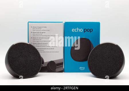 Amazon Echo Pop. Alexa, virtuelle Assistentin KI. Stockfoto