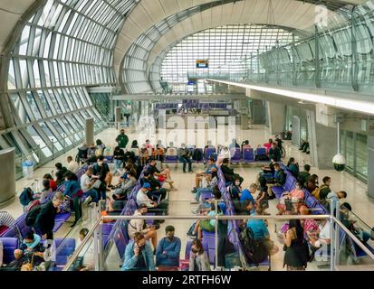 Bangkok, Thailand - 21. Juli 2022. Passagiere, die an einem internationalen Abflugsteig am Flughafen Suvarnabhumi für einen Flug nach Manila, Philippinen, warten. Stockfoto