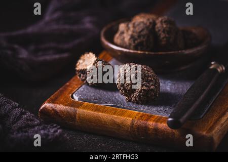 Teure schwarze Trüffel Gourmet Pilze auf Küchentisch Stockfoto