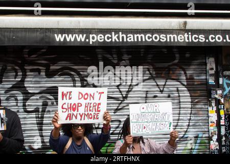 London, Großbritannien. September 2023. Demonstranten halten während der Demonstration Plakate. Demonstratoren versammelten sich vor dem Peckham Hair and Cosmetics Shop über ein Video, das in den sozialen Medien zirkulierte. Das Video zeigt einen Streit zwischen einer Frau und dem männlichen Besitzer von Peckham Hair and Cosmetics, Sohail Sindho, 45, der während der Auseinandersetzung seine Hände um ihre Kehle zu legen scheint. Quelle: SOPA Images Limited/Alamy Live News Stockfoto