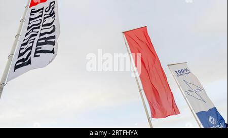 Bordeaux, Frankreich - 08 28 2023 : Renault Trucks EV 100% elektrisches Schild Marke und rotes Logo auf Himmelsfahnen vor dem Händlershop Bus Van LKW Händler Stockfoto