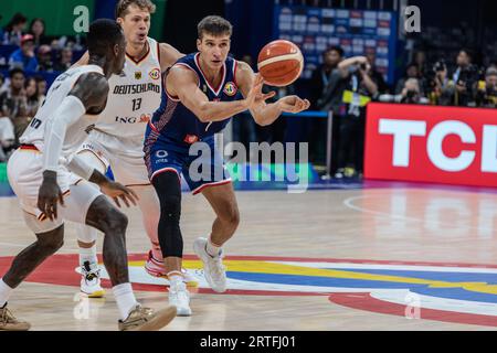 Manila, Philippinen. September 2023. Bogdan Bogdanovic (R) aus Serbien und Dennis Schroder (L) aus Deutschland, die während des Finales der FIBA Basketball-Weltmeisterschaft 2023 zwischen Serbien und Deutschland in der Mall of Asia Arena-Manila in Aktion waren. Endstand: Deutschland 83:77 Serbien. Quelle: SOPA Images Limited/Alamy Live News Stockfoto