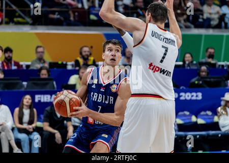 Manila, Philippinen. September 2023. Johannes Voigtmann (R) aus Deutschland und Bogdan Bogdanovic (L) aus Serbien wurden während des Finales der FIBA Basketball-Weltmeisterschaft 2023 zwischen Serbien und Deutschland in der Mall of Asia Arena-Manila in Aktion gesehen. Endstand: Deutschland 83:77 Serbien. Quelle: SOPA Images Limited/Alamy Live News Stockfoto