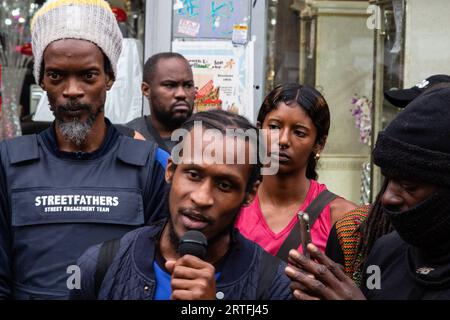 London, Großbritannien. September 2023. Der Bruder {c} einer Frau, die im Video von Ladenbesitzer Sohail Sindho erwürgt wurde, spricht während der Demonstration. Demonstratoren versammelten sich vor dem Peckham Hair and Cosmetics Shop über ein Video, das in den sozialen Medien zirkulierte. Das Video zeigt einen Streit zwischen einer Frau und dem männlichen Besitzer von Peckham Hair and Cosmetics, Sohail Sindho, 45, der während der Auseinandersetzung seine Hände um ihre Kehle zu legen scheint. (Foto: Thabo Jaiyesimi/SOPA Images/SIPA USA) Credit: SIPA USA/Alamy Live News Stockfoto