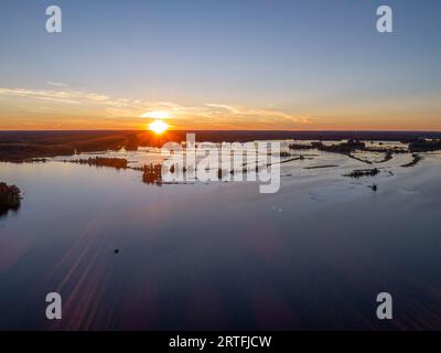 Blick aus der Vogelperspektive auf den Waldsee bei einem wunderschönen Sonnenuntergang im Sommer in Schweden in der Nähe von stockholm. Stockfoto