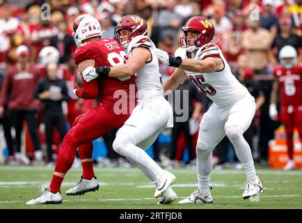 Washington Commanders LB Cody Barton (57) mit der Unterstützung von DE Casey Toohill (95), um Cardinals’ TE Zach Ertz vom Gewinn beim Spiel Arizona Cardinals gegen Washington Commanders (Woche 1) am 10. September 2023 auf dem FedEx Field in Landover, MD. (Alyssa Howell/Image of Sport) Stockfoto