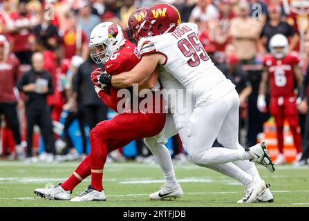 Washington Commanders LB Cody Barton (57) mit der Unterstützung von DE Casey Toohill (95), um Cardinals’ TE Zach Ertz vom Gewinn beim Spiel Arizona Cardinals gegen Washington Commanders (Woche 1) am 10. September 2023 auf dem FedEx Field in Landover, MD. (Alyssa Howell/Image of Sport) Stockfoto